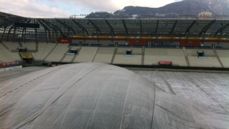 La pelouse du Stade des Alpes bâchée